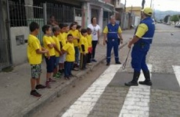 Alunos recebem orientação dos agentes de trânsito