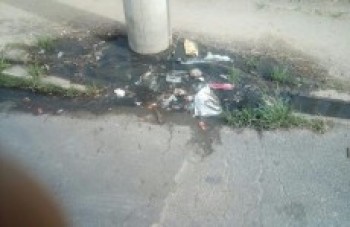 Bueiro corre risco de afundar