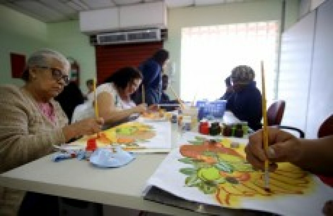 Aulas de pintura em tecido ajudam na geração de renda
