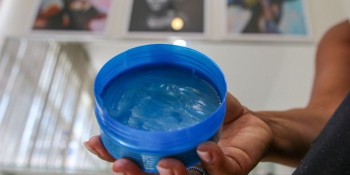 Relatos de cegueira levam Anvisa a proibir venda de pomadas capilares