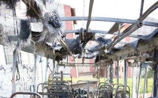 Ônibus é incendiado após roubo em Poá