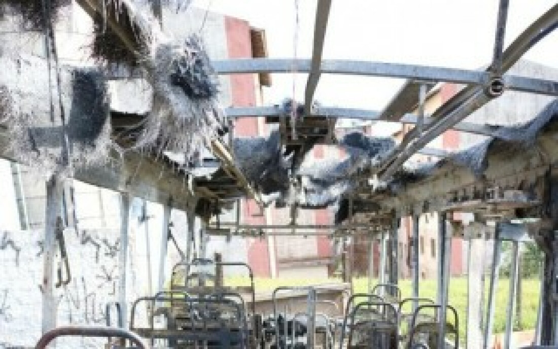 Ônibus é incendiado após roubo em Poá