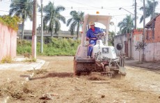 rua em Suzano recebe serviços de limpeza