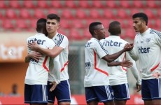 Cuca esboça time titular em atividade com bola