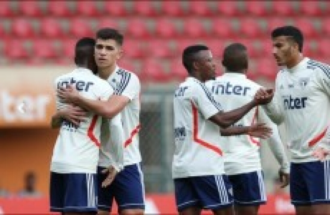 Cuca esboça time titular em atividade com bola