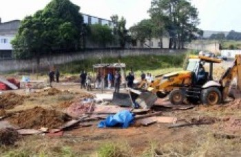 Prefeitura retira invasores