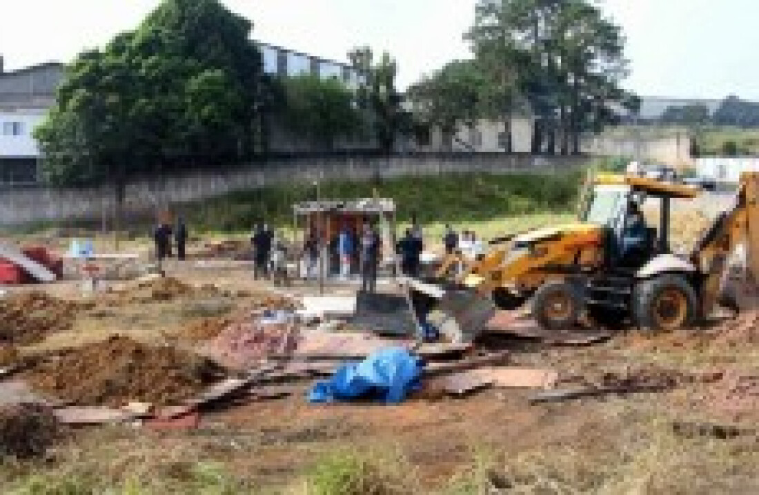 Prefeitura retira invasores