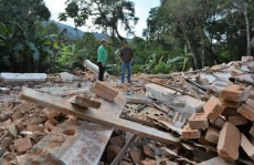 Casas são demolidas no Jardim Aracy