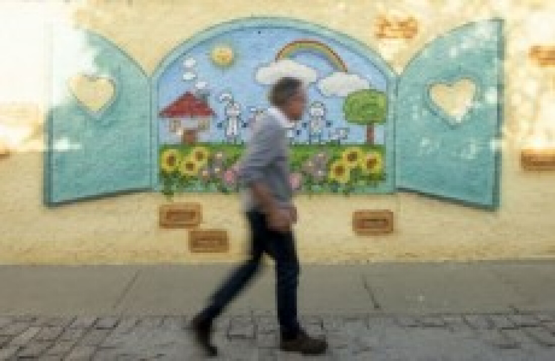 Comunidade participa de reforma de viela no bairro