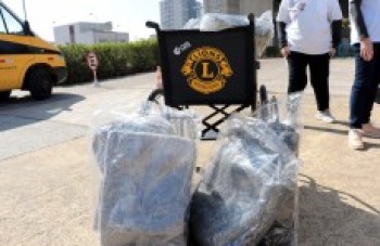 Lions Club doa cobertores e uma cadeira de rodas