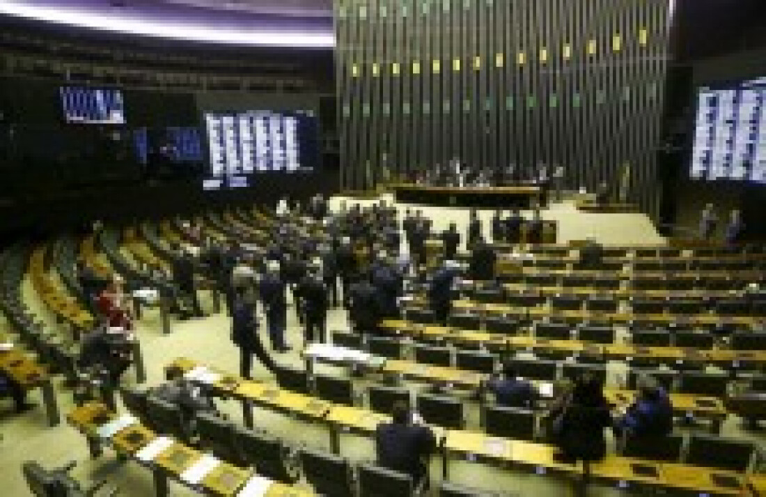 Câmara reduz idade mínima de aposentadoria para professores