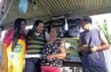 Fundo Social ajuda primeira cuidadora com doação de ração