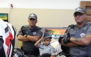 Policiais do 35º fazem surpresa para menino