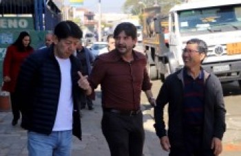 Mamoru e André do Prado vistoriam obra em avenida