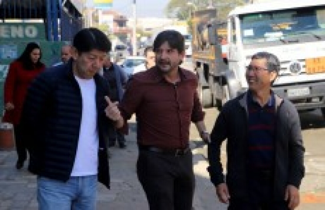 Mamoru e André do Prado vistoriam obra em avenida