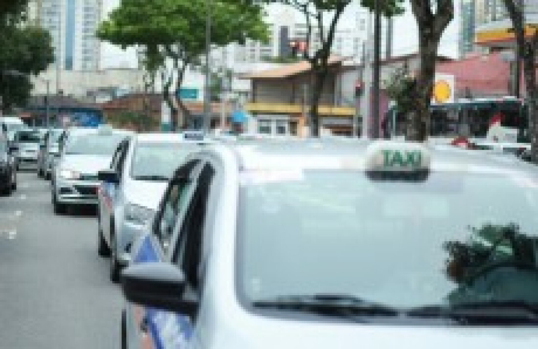 Taxistas recorrem ao MP para barrar facilidades a aplicativos