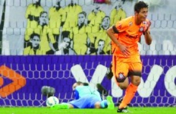 Corinthians faz 2 a 0 no Fluminense e segue líder
