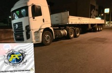 Caminhão é recuperado após roubo