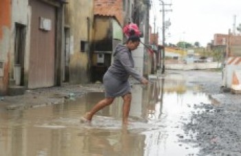 Vila Japão, em Itaquá, acorda com os moradores isolados