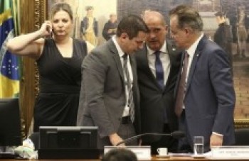 Texto-base da reforma é aprovado