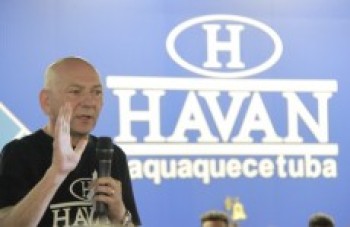 MTST realiza protesto em loja da Havan