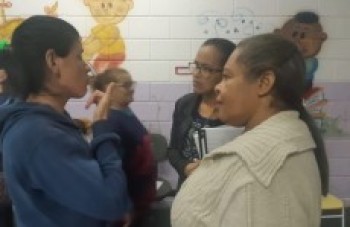 Escola se mobiliza para incluir deficiente auditiva