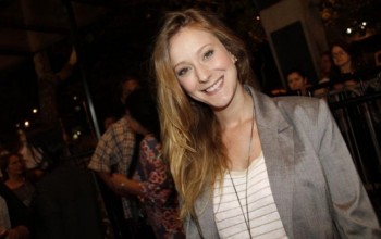 Caroline Abras de visual novo