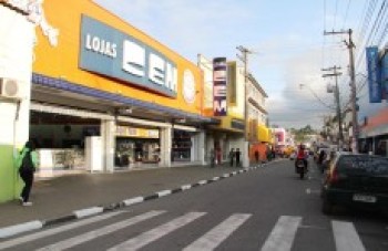 Trio leva R$ 37 mil e celulares de loja