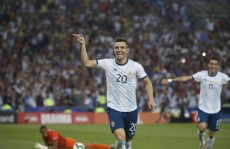 Argentina vence e vai pegar o Brasil