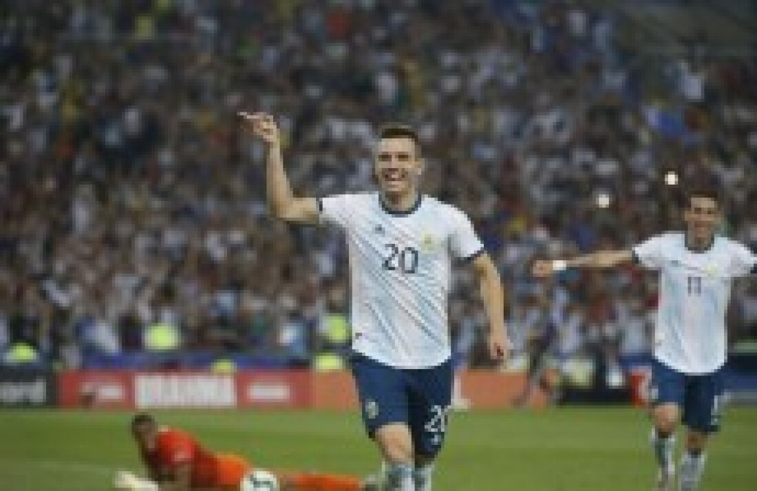Argentina vence e vai pegar o Brasil
