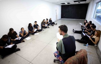 Alunos de teatro se preparam para as próximas apresentações