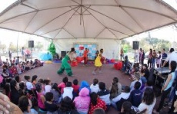 alunos assistem espetáculo de música e dança na Praça Cidade das Flores