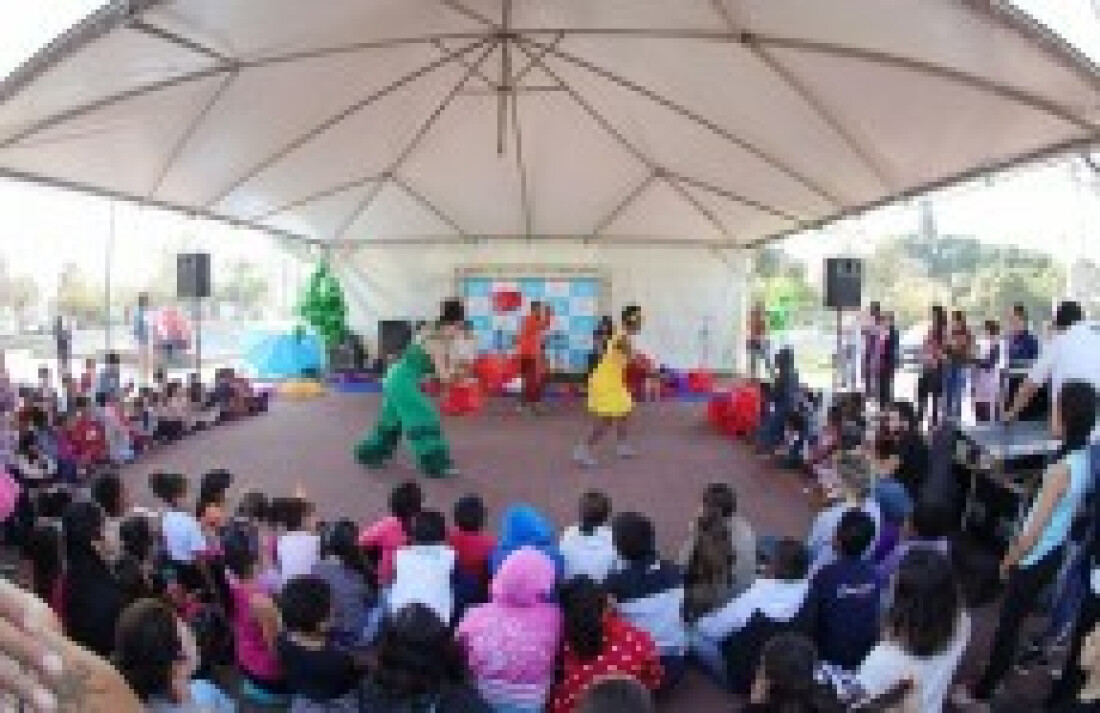 alunos assistem espetáculo de música e dança na Praça Cidade das Flores