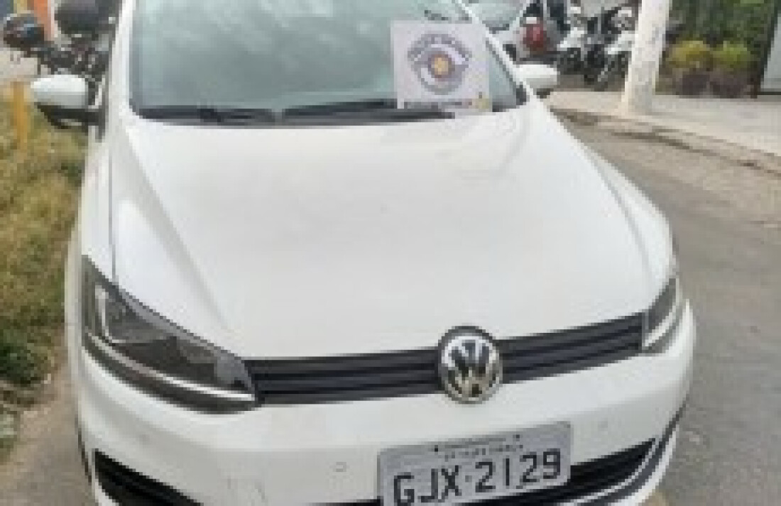Polícia recupera 2 veículos em Ferraz