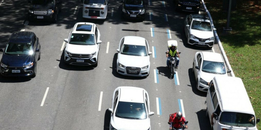 Prefeitura de SP anuncia mais 220 km de faixa azul para motos