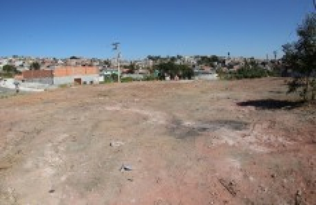 Motorista é multado por jogar entulho em terreno