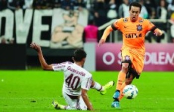 Corinthians vence o Fluminense e dispara