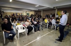 Prefeito conversa com moradores da Vila Brasileira