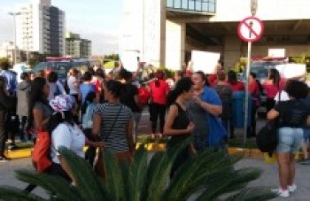 Manifestantes protestam por entrega de moradias