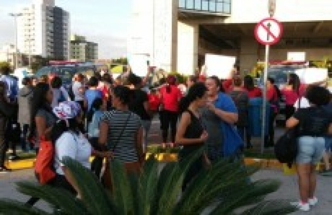 Manifestantes protestam por entrega de moradias