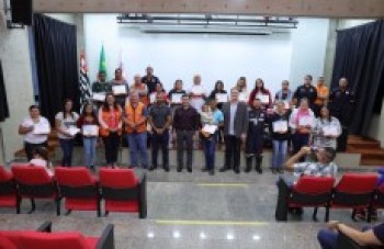 Moradores de áreas de risco recebem diploma