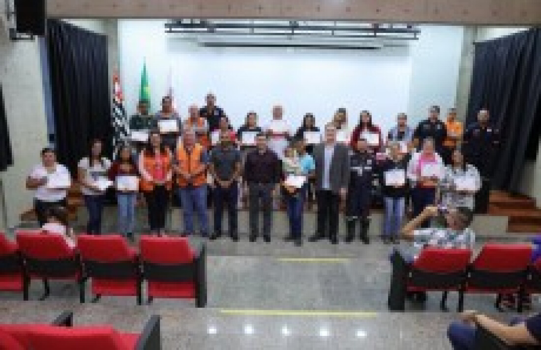 Moradores de áreas de risco recebem diploma