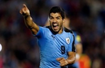 Suárez lidera Uruguai na estreia contra o Equador