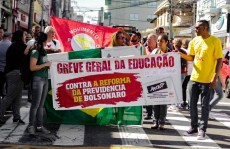 Apeoesp estima 70% das escolas paradas