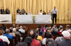 Prefeitura entrega documento de propriedade para 203 famílias