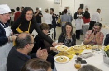 Grupo de formandos prepara jantar para 150 convidados