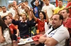 Lojas fecham as portas para ver o Brasil