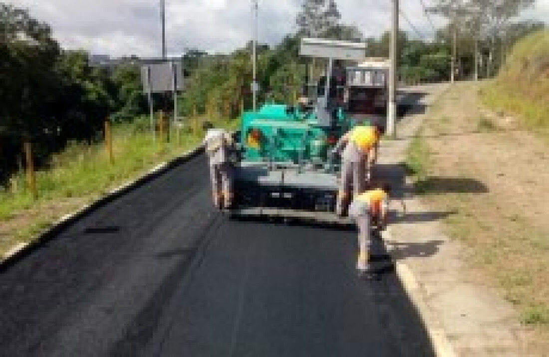Acesso de Sabaúna começa a receber nova pavimentação