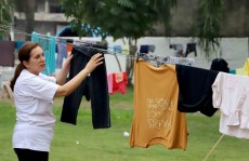 Mutirão Solidário lava peças de roupas doadas