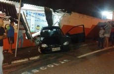 Carro invade escola em Itaquaquecetuba